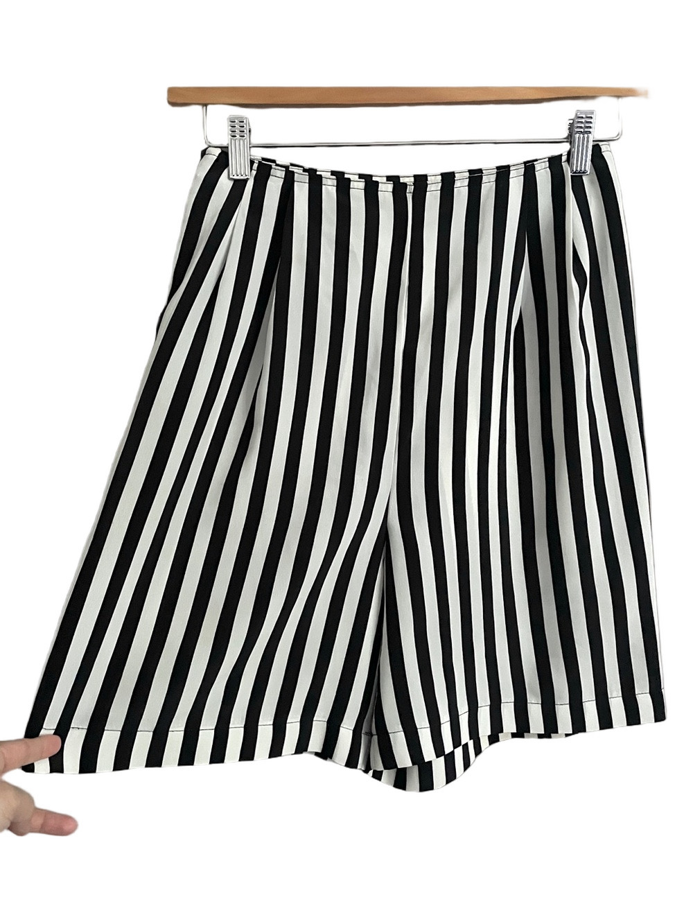 Black & White Vertical Striped 6" Shorts - Small